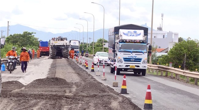 Phú Yên: Tập trung khắc phục mặt đường Quốc Lộ 1A hư hỏng (23/9/2022)